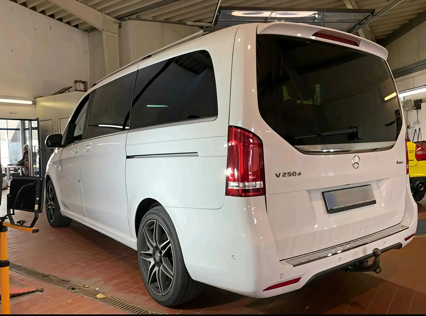 Mercedes-Benz V-Class AMG · Avantgarde · Techo · 4MATIC · foto 2