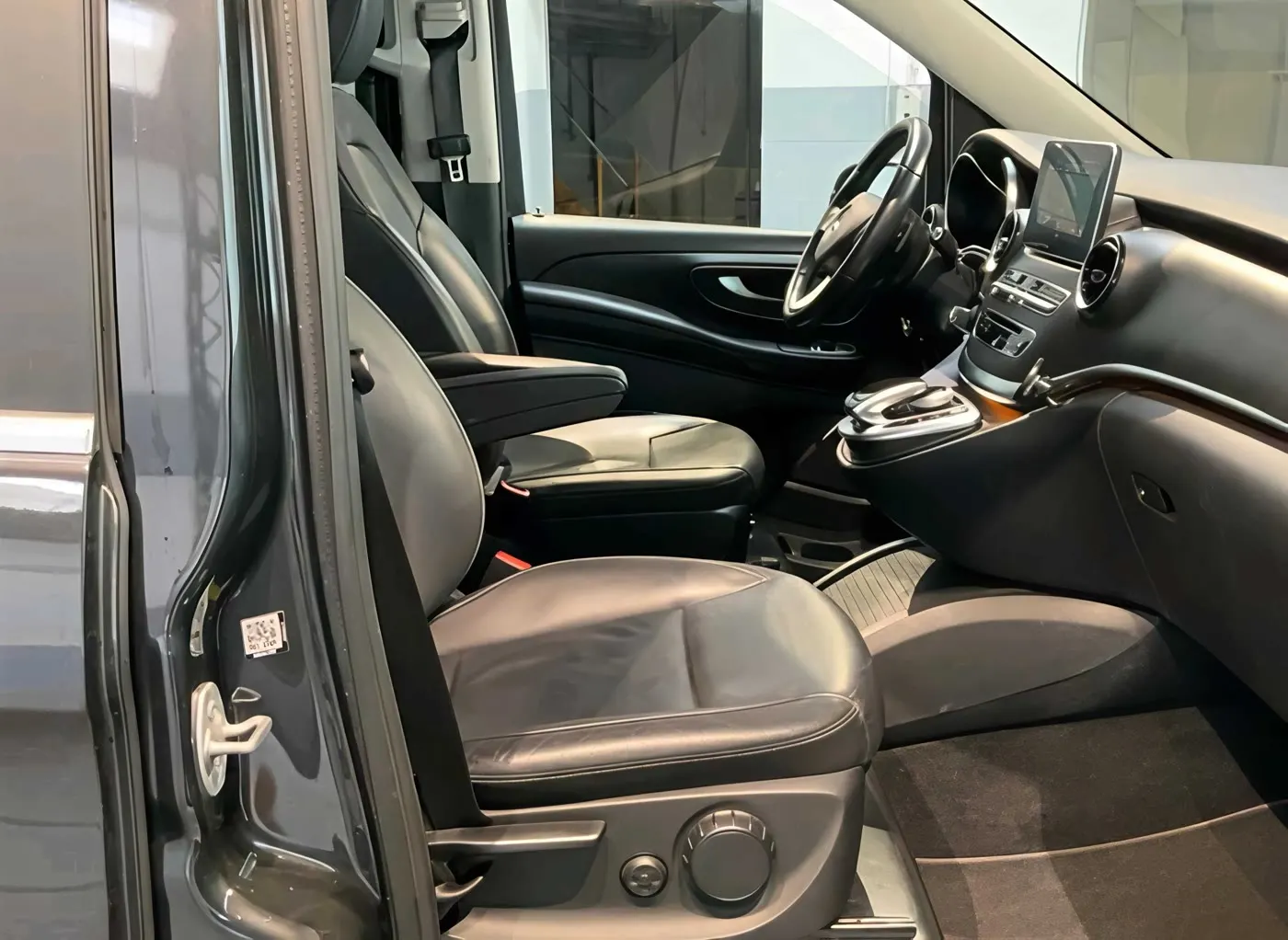 Mercedes-Benz V-Class V300 AMG · Avantgarde · 4MATIC · Kompakt · foto 6