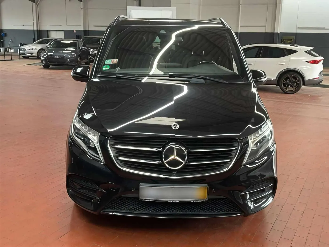 Mercedes-Benz V-Class Avantgarde · AMG · foto 2