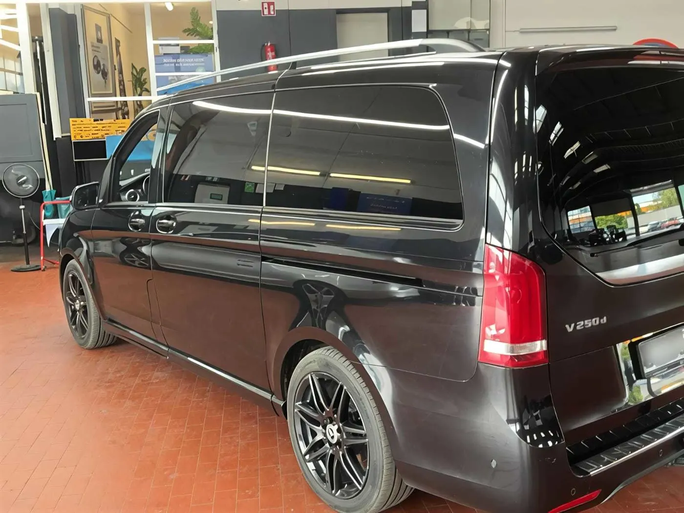 Mercedes-Benz V-Class Avantgarde · AMG · foto 3