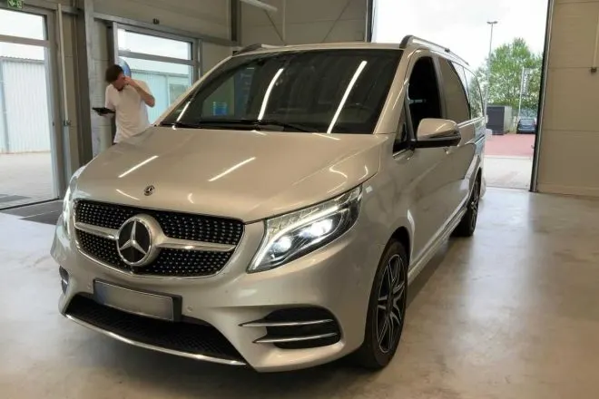 Mercedes-Benz V-Class Avantgarde · AMG · 4MATIC · Larga