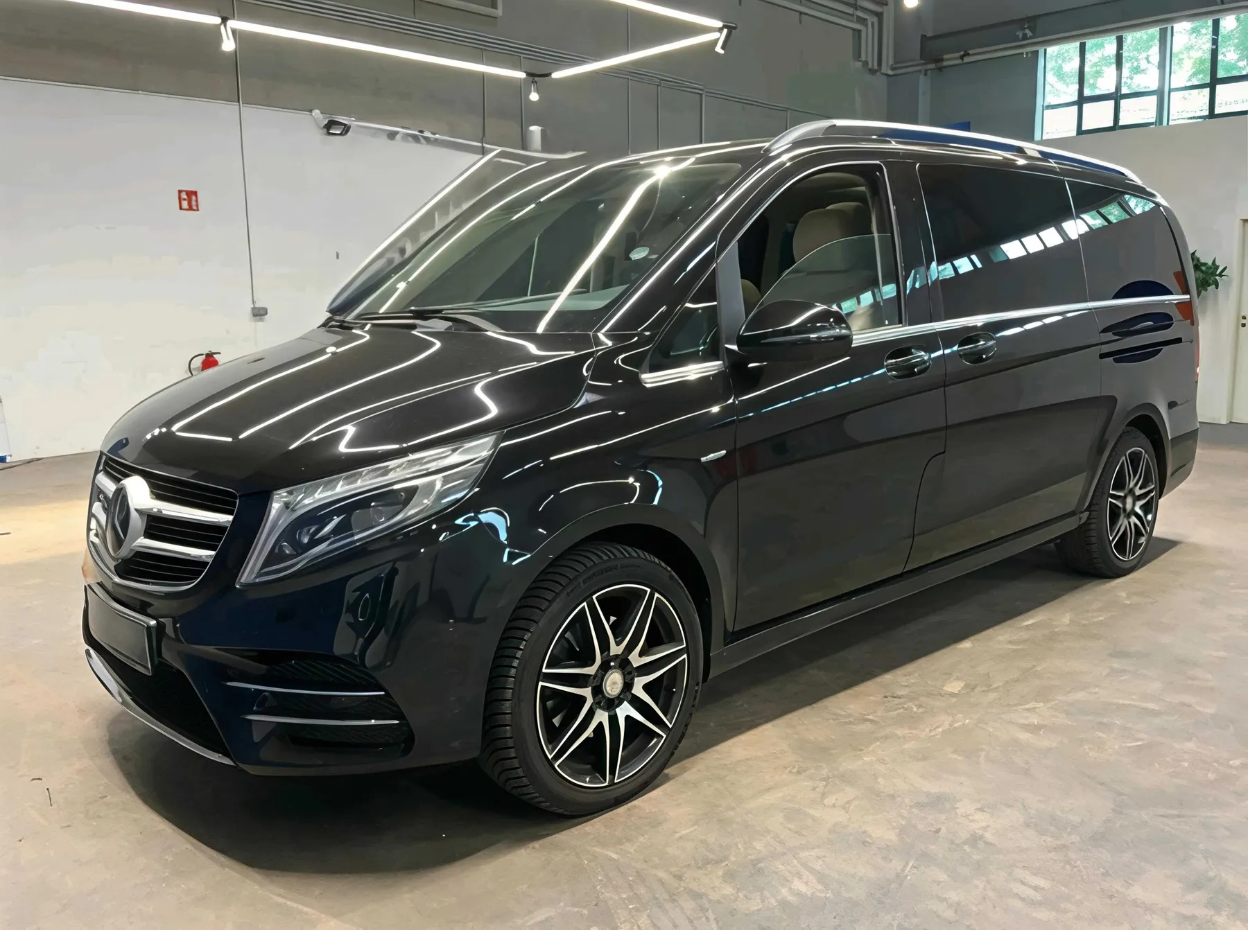 Mercedes V-Class negra del stock de IMP